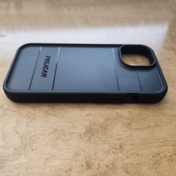 Pelican Protector (Magnetic) Case with MagSafe - iPhone 15 / 14 / 13 - Picture 6 of 8